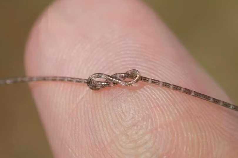 Mạch tích hợp sợi quang là một thiết bị điện tử mới, mỏng như sợi tóc người. Ảnh: SCMP.