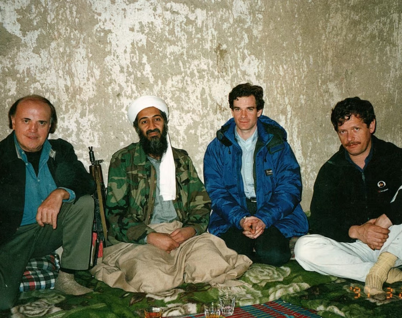 Từ trái sang: Peter Arnett, Osama bin Laden, Peter Bergen và quay phim Peter Jouvenal chụp ảnh chung vào năm 1997. Ảnh: CNN.