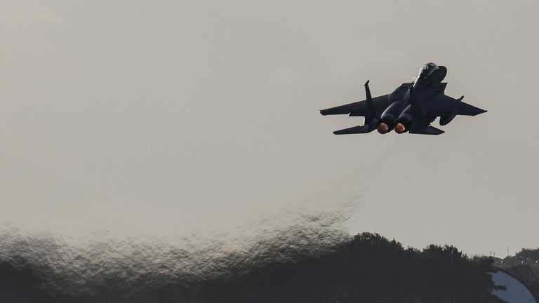 Một chiếc máy bay chiến đấu F-15 cất cánh từ căn cứ không quân RAF Lakenheath ở Mildenhall, Anh Quốc vào ngày 7/1. Ảnh: Getty.