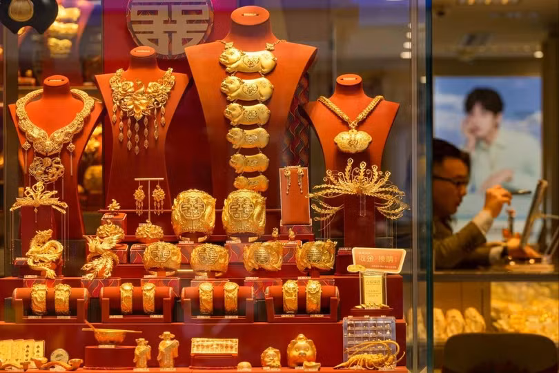 Các sản phẩm vàng được trưng bày trong một cửa hàng trang sức ở Trung Quốc. Ảnh: SCMP.