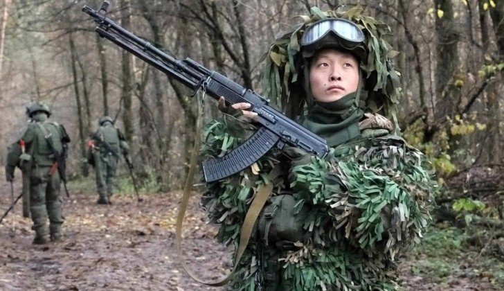 Binh sĩ rà phá bom mìn thuộc Quân đội Nhân dân Triều Tiên tại vùng Kursk của Nga. Ảnh: MW.