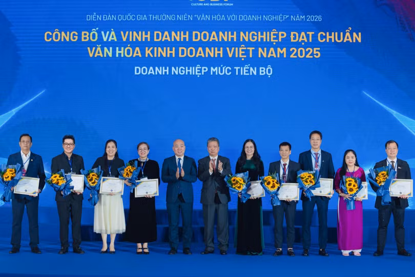 Sau 4 năm triển khai, chương trình đã trao chứng nhận “Doanh nghiệp đạt chuẩn Văn hóa kinh doanh Việt Nam” cho 74 doanh nghiệp. Ảnh: VNABC.