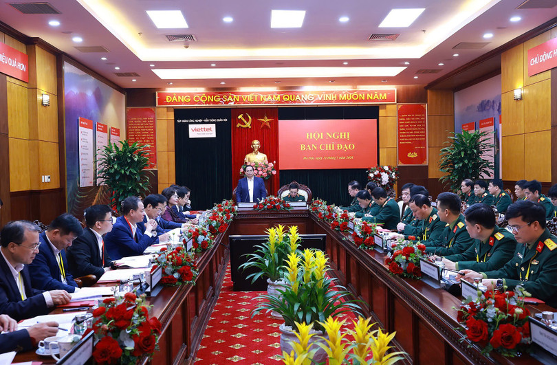 Đoàn công tác của Thủ tướng Chính phủ Phạm Minh Chính và lãnh đạo các bộ, ngành Trung ương làm việc với Bộ Quốc phòng tại trụ sở Viettel Hòa Lạc.