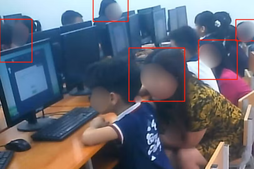 Hình ảnh trích xuất từ camera cho thấy giám thị hỗ trợ thí sinh làm bài trong quá trình thi. Ảnh Vioedu.