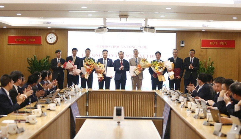 Thứ trưởng Thường trực Vũ Hải Quân, Thứ trưởng Lê Xuân Định và Thứ trưởng Hoàng Minh chụp ảnh lưu niệm với các cán bộ được nhận quyết định.