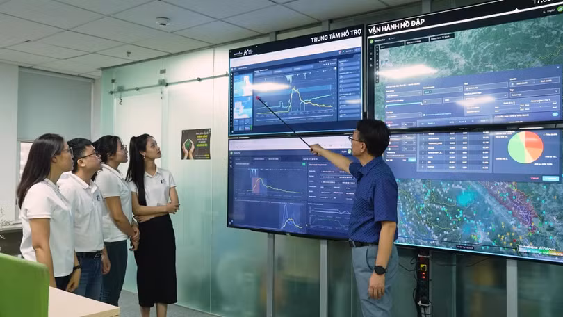 Những biểu đồ tại trung tâm hỗ trợ vận hành hồ đập cung cấp thông tin, dự đoán kịch bản lũ trước nhiều giờ.