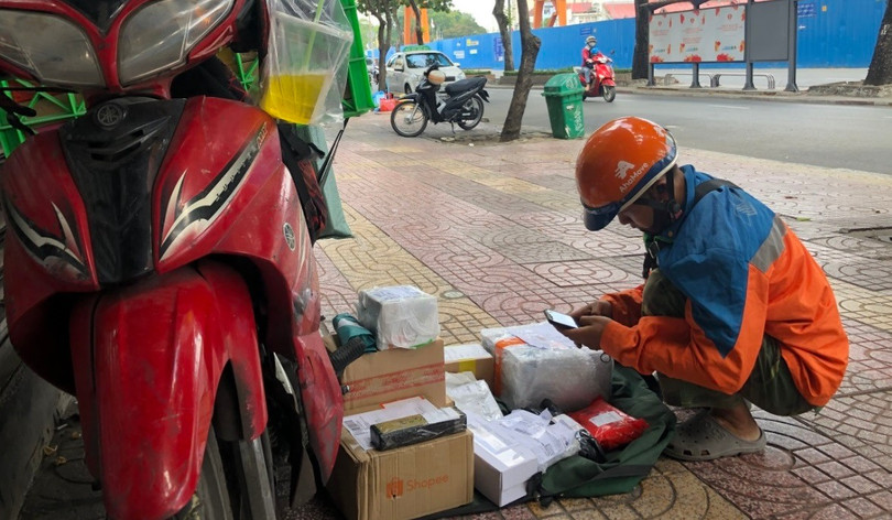 Hàng loạt doanh nghiệp chuyển phát đã thông báo áp dụng hoặc bổ sung phụ phí xăng dầu trong cước vận chuyển.