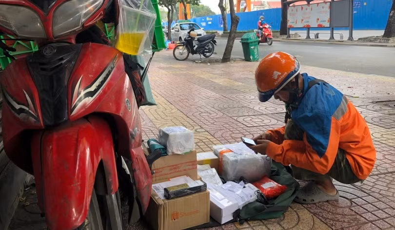 Hàng loạt doanh nghiệp chuyển phát đã thông báo áp dụng hoặc bổ sung phụ phí xăng dầu trong cước vận chuyển.