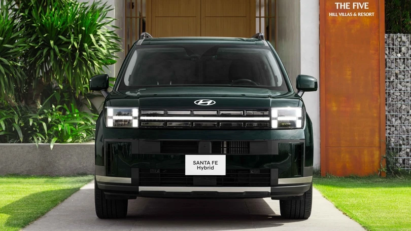 Hyundai Santa Fe ra mắt bản Hybrid giá 1,369 tỷ đồng, 'đấu' xe Trung Quốc Lynk & Co 08