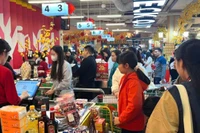 Vị khách nhí nằm chơi điện thoại trong lúc chờ bố mẹ mua hàng, hình ảnh quen thuộc trong những dịp Tết.