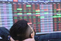 Cổ phiếu VIC, VHM, VIC “lau sàn” sau quyết định bất ngờ của Vingroup