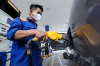 Giá xăng giảm xuống 24.000 đồng/lít