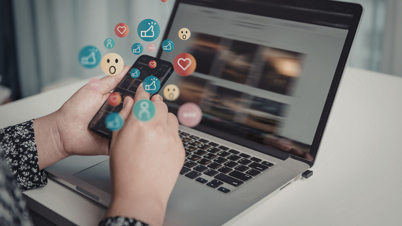 Mạng xã hội đã trở thành một phần cấu thành đời sống xã hội hiện đại. Ảnh minh họa