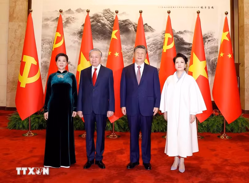Tổng bí thư, Chủ tịch nước Tô Lâm và Phu nhân cùng Tổng bí thư, Chủ tịch nước Trung Quốc Tập Cận Bình và Phu nhân chụp ảnh chung. Ảnh: Thống Nhất/TTXVN.