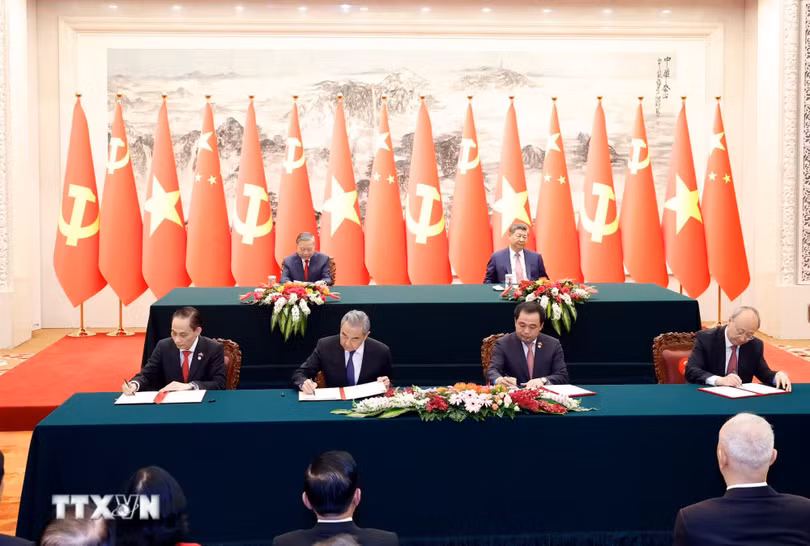 Đồng chí Lê Hoài Trung, Ủy viên Bộ Chính trị, Bộ trưởng Ngoại giao và đồng chí Vương Nghị, Ủy viên Bộ Chính trị, Bộ trưởng Ngoại giao Trung Quốc ký Bản ghi nhớ về hợp tác trong khuôn khổ Sáng kiến an ninh toàn cầu giữa Chính phủ hai nước; Đồng chí Trần Đức Thắng, Ủy viên Bộ Chính trị, Bí thư Thành ủy Hà Nội và đồng chí Doãn Lực, Ủy viên Bộ Chính trị, Bí thư Thành ủy Bắc Kinh ký Bản Ghi nhớ hợp tác hai thủ đô Hà Nội và Bắc Kinh, giai đoạn 2026-2030. Ảnh: Thống Nhất/TTXVN