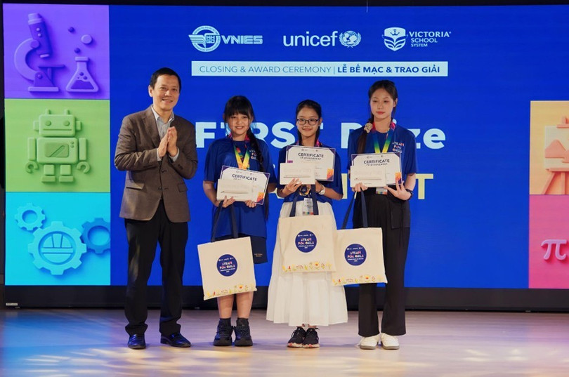 Một trong ba đội thi giành giải nhất tại chung kết STEAM for Girls 2025
