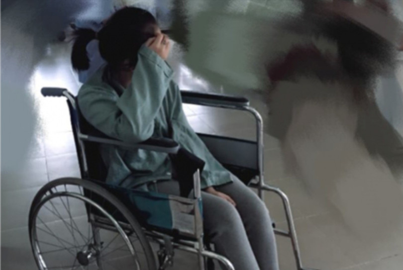 Một nữ sinh phải ngồi xe lăn sau thời gian dài sử dụng bóng cười