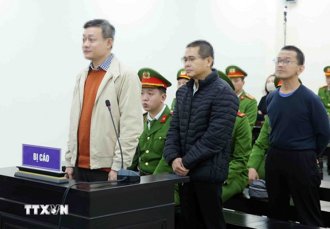 Các bị cáo nghe toà tuyên án. (Ảnh: Phạm Kiên/TTXVN)