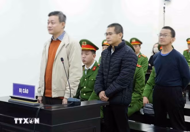 Các bị cáo nghe toà tuyên án. (Ảnh: Phạm Kiên/TTXVN)