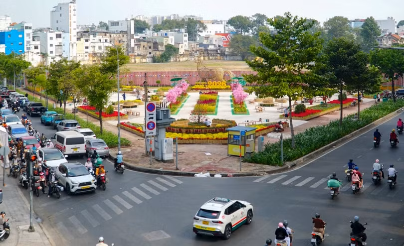 Khu vực "đất vàng" số 152 đường Trần Phú đổi thay sau khi được cải tạo làm công viên phục vụ Tết Bính Ngọ. Ảnh: Phạm Hữu.