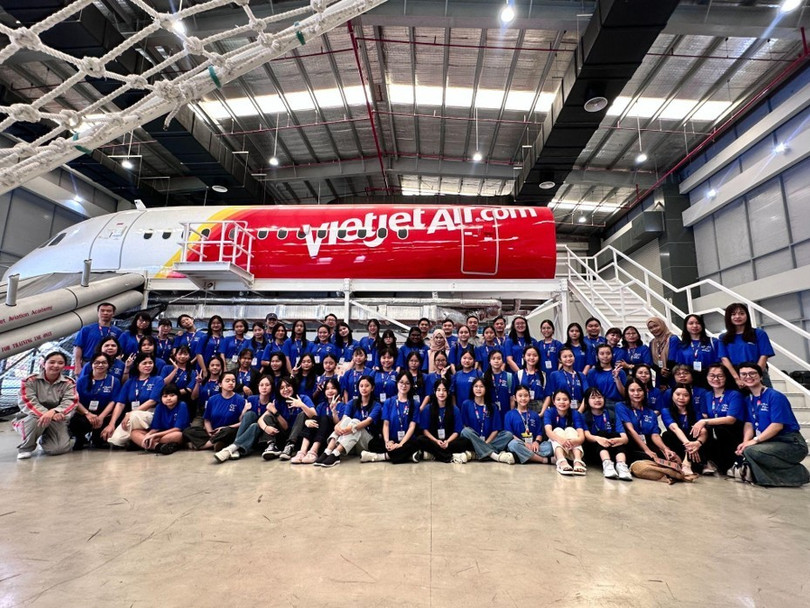 Các thí sinh và thầy cô hướng dẫn tham gia cuộc thi STEAM Xanh cho Nữ sinh 2025