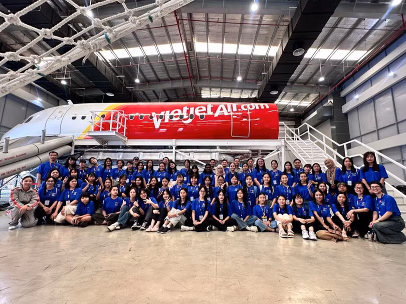 Các thí sinh và thầy cô hướng dẫn tham gia cuộc thi STEAM Xanh cho Nữ sinh 2025