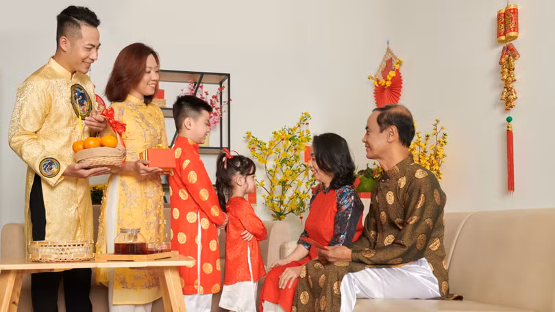 Bữa cơm chung và các nghi thức truyền thống như Tết, giỗ chạp đóng vai trò quan trọng trong việc truyền giá trị giữa các thế hệ gia đình Việt. Ảnh minh họa.