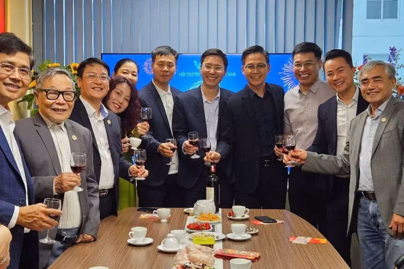 Đông đảo lãnh đạo Hội Truyền thông số Việt Nam và đại diện các đơn vị thanh viên gặp mặt đầu xuân Bính Ngọ 2026.