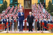 Tổng Bí thư Nguyễn Phú Trọng và Tổng thống Hoa Kỳ Joe Biden trên bục danh dự, thực hiện nghi thức chào cờ