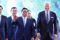 Thủ tướng Phạm Minh Chính chào mừng Tổng thống Joe Biden tới thăm Việt Nam đúng vào dịp kỷ niệm 10 năm xác lập khuôn khổ Đối tác toàn diện - Ảnh: VGP/Nhật Bắc
