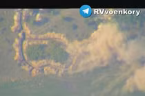 Quân đội Nga pháo kích vào chiến tuyến phòng ngự quân đội Ukraine. Ảnh video Rusvesna.