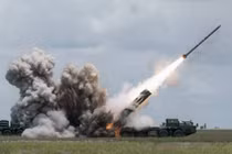 Pháo phản lực Smerch khai hỏa (Ảnh: RusVesna)