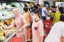 Theo lãnh đạo CDC Hà Nội, có những người dân ở khu phong toả vẫn đi chợ, đi siêu thị khiến cho tình hình chống dịch còn phức tạp.