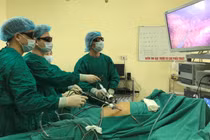 Bác sĩ Bệnh viện K phẫu thuật cho bệnh nhân