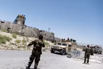 Binh lính Afghanistan đứng gác tại một trạm kiểm soát bên ngoài căn cứ không quân Bagram của Mỹ, vào ngày những binh lính Mỹ cuối cùng rời khỏi đây, ngày 2/7/2021. Ảnh: Reuters.