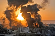 Những cột khói lớn bốc lên ở Dải Gaza sau đòn không kích của Israel (Ảnh: Newsweek)