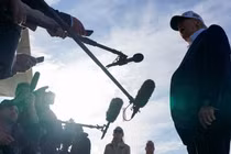 Tổng thống Donald Trump phát biểu với giới truyền thông trước khi lên chuyên cơ Không lực Một để khởi hành đến Washington, DC, ngày 25/5. Ảnh: Reuters.