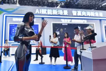 Một robot tương tác ra hiệu tại Triển lãm Trung Quốc-ASEAN ở Nam Ninh, Quảng Tây, vào tháng 9 năm ngoái. Ảnh: Xinhua.