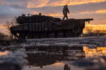 Binh lính Ukraine vận hành xe tăng gần tiền tuyến ở Donbass vào ngày 19/12. Ảnh: Getty.