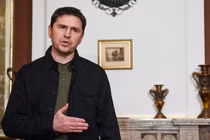 Mikhail Podoliak, trợ lý hàng đầu của Tổng thống Ukraine Volodymyr Zelensky (Ảnh: RT)