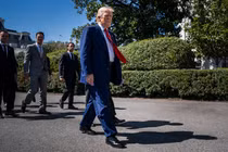 Tổng thống Donald Trump đến phát biểu tại một sự kiện với các nhà vô địch đua xe ô tô ngay sau khi tuyên bố ông sẽ tạm dừng áp thuế trong 90 ngày tại Bãi cỏ phía Nam, Nhà Trắng ngày 9/4. Ảnh: Washington Post.