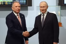 Tổng thống Nga Vladimir Putin bắt tay với đặc phái viên Mỹ Steve Witkoff, bên trái, trong một cuộc họp tại St. Petersburg, Nga. Ảnh: Sputnik.