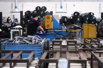 Dữ liệu trong tháng 4 cho thấy hoạt động sản xuất, chi tiêu tiêu dùng của Trung Quốc đều không đạt kỳ vọng (Ảnh: Reuters)