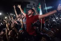 Người dân ở Gaza ăn mừng lệnh ngừng bắn (Ảnh: Al Jazeera)