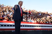 Ông Donald Trump bước lên sân khấu tại một cuộc vận động tranh cử ở Coachella, California ngày 12/10 (Ảnh: Getty)