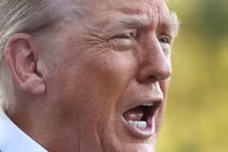 Tổng thống Mỹ Donald Trump phát biểu với giới truyền thông trước khi lên trực thăng Marine One trong hôm 24/6. Ảnh: Reuters.
