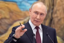 Tổng thống Nga Vladimir Putin phát biểu với các phóng viên sau chuyến thăm Kyrgyzstan tại Văn phòng Tổng thống Yntymak Ordo ở Bishkek, Kyrgyzstan. Ảnh: Sputnik.