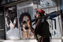 Những tấm poster có hình phụ nữ bị bôi xóa phần mặt (Ảnh: AFP)