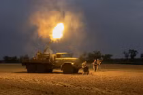 Một hệ thống pháo khai hỏa vào ban đêm tại khu vực chiến tuyến ở Ukraine. Ảnh: Reuters.
