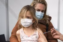 Thụy Điển quyết định không khuyến nghị tiêm vaccine COVID-19 cho tất cả trẻ em ở nhóm tuổi 5-11 (Ảnh: EPA)